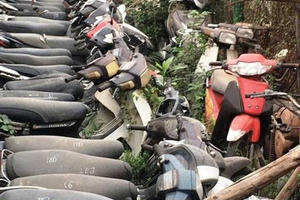 Đình chỉ công tác Trung tá công an mang xe vi phạm đi…. bán ve chai