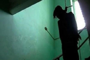 Bàng hoàng phát hiện người đàn ông treo cổ trong phòng trọ, tay cầm con dao