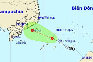 Áp thấp nhiệt đới áp sát đất liền, miền Nam mưa lớn
