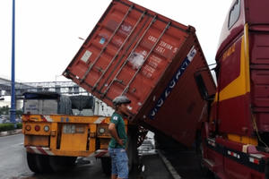 Thùng container rơi khỏi rơ mooc, đè lên xe đầu kéo chạy phía sau