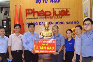 Tấm lòng Việt sáng ngời trong hoạn nạn Tấm lòng Việt sáng ngời trong hoạn nạn