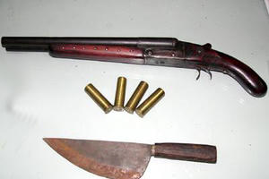 Đập báng súng vào đầu đối phương, súng cướp cò hạ gục khổ chủ