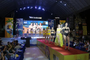 Trình diễn thời trang bikini biển kết hợp đại nhạc hội EDM “đốt cháy” bãi biển Đà Nẵng