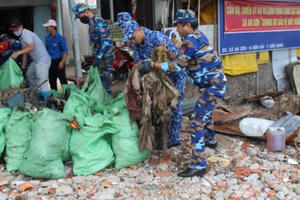 Bộ Tư lệnh Vùng Cảnh sát biển 4 kết hợp thực hiện nhiệm vụ huấn luyện trên biển với công tác dân vận