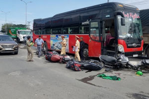 Xe giường nằm Huệ Nghĩa “lùa” 8 xe máy trên quốc lộ 1