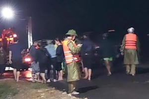 Chèo bè chuối vượt lũ lên chùa lấy cơm, học sinh ở Hà Tĩnh mất tích