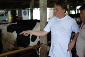 Giao lưu chăn nuôi bò sữa giữa nông dân Việt Nam và nông dân Hà Lan