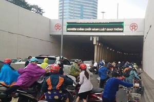 Xe máy ngã la liệt trong hầm Kim Liên do đi vào dầu loang