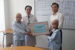 Bí thư Thành ủy Đà Nẵng thăm bệnh nhân nhi Bệnh viện ung bướu nhân ngày 1/6