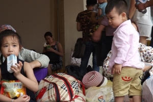 Chùm ảnh: Người dân đội nắng nóng chờ xe về quê dịp nghỉ lễ