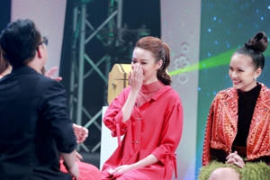 Phí Phương Anh không ngại khoe body chuẩn khi chấp nhận thử thách tay chạm rốn