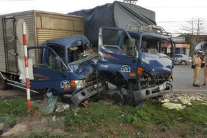 3 xe tải tông liên hoàn, 4 người nhập viện