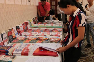 Nhức nhối sách giả lấn át sách thật bày bán công khai