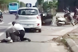 Tài xế taxi kể lại giây phút sinh tử một mình vật lộn với tên cướp trên đường