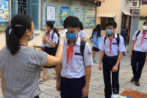 Học sinh một số khối tại TP HCM đi học từ ngày 13/12