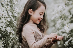 “Tiểu Chi Pu” khiến cư dân mạng sôi sùng sục với bộ ảnh chụp cùng cúc họa mi được đánh giá là đẹp nhất mùa