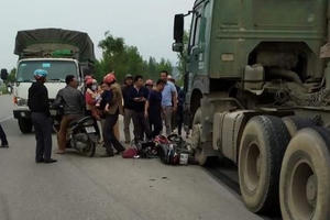 Hai nữ sinh văng ra đường nhập viện cấp cứu sau cú va chạm kinh hoàng với container