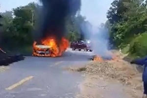 Lửa lớn bao trùm chiếc ô tô, 3 người kịp thời thoát ra ngoài