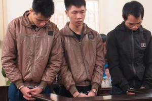 Mâu thuẫn với khách say rượu, cha con chủ cửa hàng bị truy sát