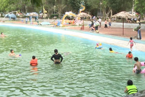 Nước hồ tạo sóng khu du lịch Khoang Xanh - Suối Tiên vẫn trong xanh mát lành