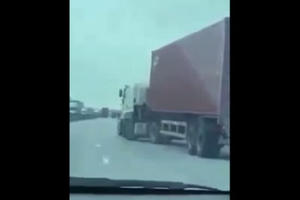 [Clip]: Container lạng lách, đánh võng trên đường tìm cách tháo chạy khỏi lực lượng CSGT