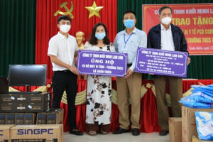 Người con quê hương “chi viện” máy trợ thở, kit test nhanh, đồ bảo hộ… cho xã chống dịch