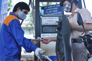 Giá xăng giảm mạnh 1.100 đồng/lít từ 15h chiều nay