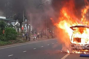 [Clip]: Xe ôtô bốc cháy dữ dội trên Quốc lộ 20 ở Lâm Đồng