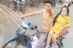 Nam thanh niên đập vỡ kính xe khách vì bị tạt nước