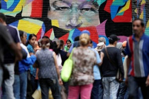 Phụ nữ Venezuela phải bán tóc để mua thức ăn