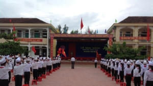 Gió thổi đổ cột cờ, một học sinh nhập viện