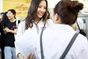 Nữ sinh hút ánh nhìn vì nụ cười tỏa nắng tại kỳ thi THPT Quốc gia