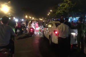 Cặp tình nhân đi chơi tối "Thứ 6 ngày 13" bị ôtô đâm bất tỉnh