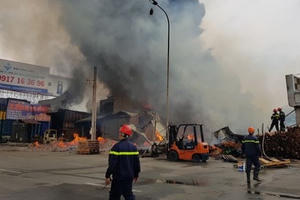 Cháy lớn thiêu rụi nhiều nhà xưởng tại ngã 3 Vũng Tàu