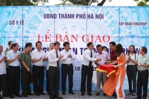 Vingroup trao tặng Thành phố Hà Nội 3 xe kiểm nghiệm thực phẩm