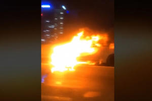 [Clip]: Mazda 3 của thành viên ban nhạc Da LAB cháy trơ khung trên đường vành đai 3