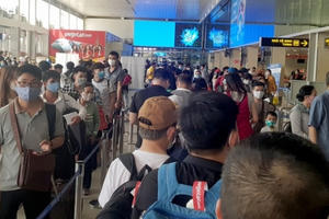Tân Sơn Nhất quá tải, hành khách rồng rắn xếp hàng chờ làm thủ tục
