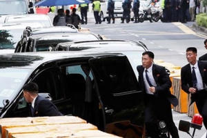 Clip vệ sĩ áo đen Triều Tiên 'một bước không rời' ông Kim Jong-un tại Singapore