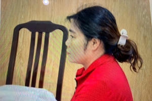 Tạm giữ người phụ nữ căng băng rôn, gây rối trật tự