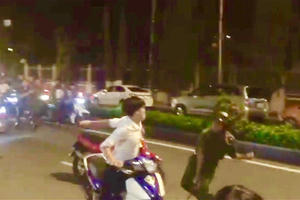 TPHCM: Một thiếu tá công an bị đối tượng cầm hung khí hành hung trên đường