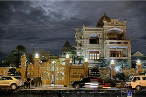 Khám xét 2 biệt thự dát vàng của đại gia "Thiện Soi" bị tố cho vay lãi "cắt cổ"