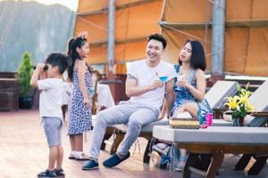 Diễn viên Mạnh Trường cùng gia đình trên du thuyền cao cấp nhất Vịnh Hạ Long