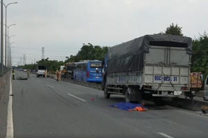 TP HCM: Trên đường về quê nghỉ Tết, hai thanh niên thương vong sau khi tông vào đuôi xe tải