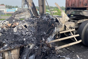 2 container bốc cháy dữ dội sau va chạm trên cao tốc TP HCM – Trung Lương