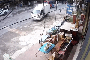 Giây phút bất cẩn, tài xế bất lực nhìn xe tải trôi xuống dốc