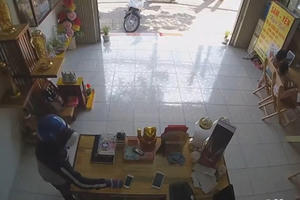 [Clip]: Nữ quái thản nhiên vào nhà dân "cuỗm" 2 chiếc điện thoại rồi tẩu thoát