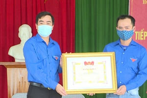 Thanh Hóa: Trao tặng bằng khen cho thanh niên nhặt được 400 triệu trả lại cho người bị mất