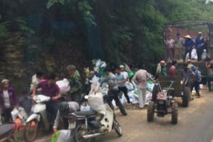 Hòa Bình: Xe tải gặp nạn 2 người tử vong, người dân lao vào "hôi của"