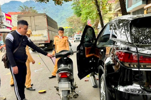 Khởi tố tài xế bất cẩn khi mở cửa xe ô tô gây tai nạn chết người