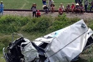 Xe tải nát bét, tài xế nguy kịch sau cú va chạm kinh hoàng với tàu hỏa